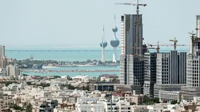 مبان قيد الإنشاء، فيما تظهر في الخلفية أبراج الكويت، مدينة الكويت، 8 مايو 2024.