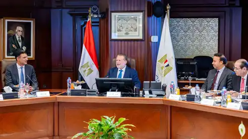محافظ البنك المركزي المصري حسن عبد الله يترأس اجتماعاً رسمياً داخل مقر البنك بحضور عدد من المسؤولين، يوم 1 أكتوبر 2026.