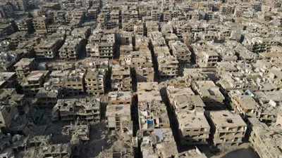 صورة جوية تظهر المباني المدمرة في مخيم اليرموك للاجئين الفلسطينيين جنوب دمشق، بتاريخ 10 ديسمبر 2024.