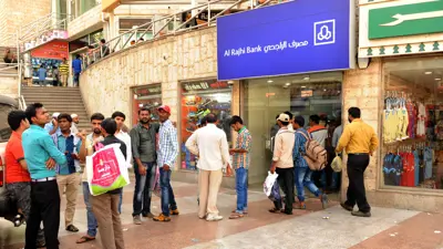 يصطفون خارج فرع مصرف «الراجحي» في مدينة جدة - المملكة العربية السعودية، يوم 4 أغسطس 2016.