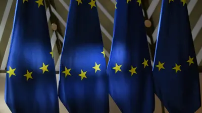 الأعلام الأوروبية أمام مجلس الشؤون الاقتصادية والمالية التابع للاتحاد الأوروبي (ECOFIN) في مقر المجلس الأوروبي في بروكسل يوم 13 مايو 2025.