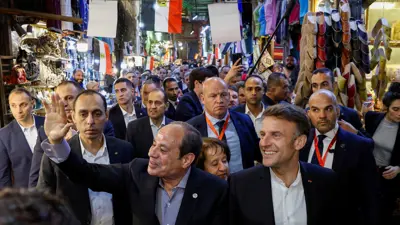  الرئيس المصري عبد الفتاح السيسي خلال جولة مع نظيره الفرنسي إيمانويل ماكرون في منطقة خان الخليلي التاريخية بالقاهرة، مصر، 6 أبريل 2025.
