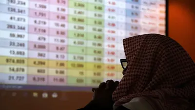 متداول سعودي يراقب الأسهم في سوق الأسهم السعودية في الرياض يوم 8 يناير 2023