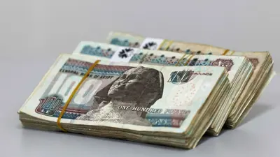 أوراق نقدية من فئة الجنيه المصري موضوعة على طاولة في القاهرة يوم 6 مارس 2024.