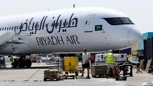 طائرة بوينغ 787-9 دريملاينر تابعة لشركة طيران الرياض، في مطار لو بورجيه بالقرب من باريس، فرنسا، في 13 يونيو 2025.