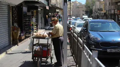 بائع خبز في أحد شوارع العاصمة الأردنية عمّان، يوم 7 أغسطس 2023
