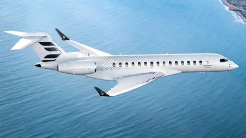 طائرة Bombardier Global 8000 تحلّق على ارتفاع شاهق فوق السحب
