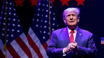 الرئيس الأميركي دونالد ترامب يصعد إلى المنصة لإلقاء كلمة حول التعليم خلال تجمع انتخابي مع مؤيديه في دافنبورت، أيوا، الولايات المتحدة، 13 مارس 2023.