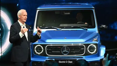 سيارة مرسيدس من طراز G Class الكهربائية الفاخرة.