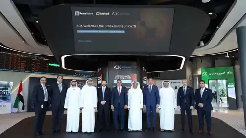 صورة تذكارية خلال إدراج صندوق كرين شيرز واحد للدخل البديل «كوين» في سوق أبوظبي للأوراق المالية، بتاريخ 30 أبريل 2026.