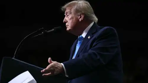  الرئيس الأمريكي دونالد ترامب يلقي ورقة على الأرض خلال تجمع انتخابي في فانداليا، أوهايو، في 3 أكتوبر 2026. 