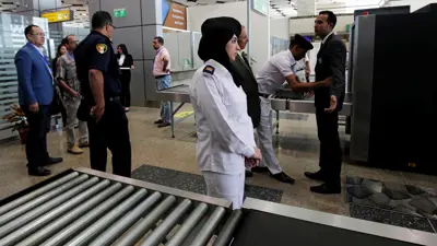 جانب من إجراء التفتيش في مطار القاهرة الدولي يوليو 2023