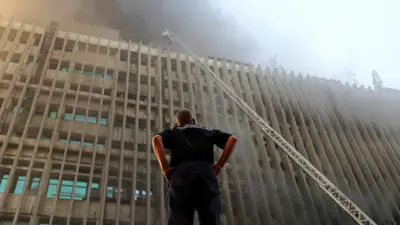 عمليات إخماد الحريق الذي اندلع في سنترال رمسيس، وتسبب في انقطاع خدمات الاتصال في أنحاء العاصمة المصرية، وفقاً لوسائل إعلام محلية — القاهرة، مصر، 7 يوليو 2025.