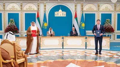 الشيخ خالد بن محمد بن زايد آل نهيان، ولي عهد أبوظبي، وقاسم جومارت توكاييف، رئيس جمهورية كازاخستان يشهدان توقيع عدد من الاتفاقيات