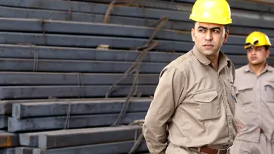يصورة لمهندسين مصريين في مصنع حديد عز، في يوم 23 أبريل 2013.
