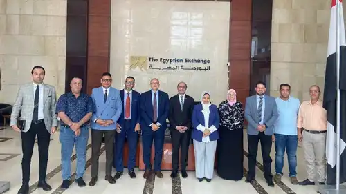 صورة تذكارية لرئيس البورصة المصرية عمر رضوان، ومسؤولي الهيئة خلال إعلان تيسيرات جديدة للشركات الصغيرة والمتوسطة، بتاريخ 23 أغسطس 2026.