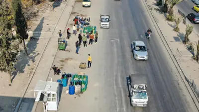 بائعو الوقود يظهرون بشكل متزايد في شوارع دمشق، سوريا، في 13 يناير 2025.
