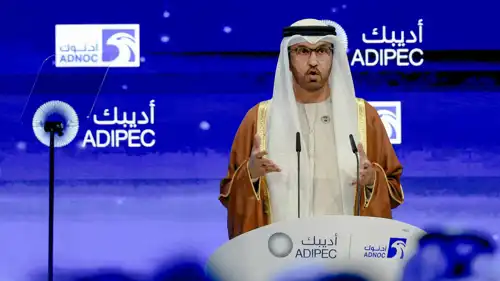 وزير الصناعة والتكنولوجيا المتقدمة الإماراتي والعضو المنتدب والرئيس التنفيذي لشركة (أدنوك) سلطان أحمد الجابر يتحدث خلال حفل افتتاح معرض ومؤتمر (أديبك) في العاصمة أبوظبي، يوم 3 نوفمبر 2025. 
