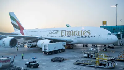 طائرة تابعة لشركة «طيران الإمارات»، في مطار دبي الدولي