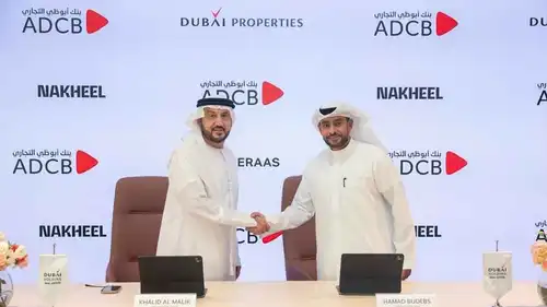 جانب من توقيع خالد المالك، الرئيس التنفيذي لشركة «دبي القابضة للعقارات»، وحمد بودبس، مدير إدارة أول - عملاء الجهات الحكومية في بنك «أبوظبي التجاري»، شراكة استراتيجية، يوم 15 سبتمبر 2026.
