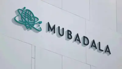 شعار شركة «مبادلة» في جناحها المشارك بمعرض دبي للطيران، يوم 13 نوفمبر 2023.