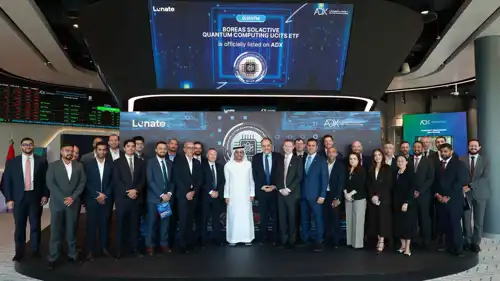 صورة جماعية خلال إدراج سوق أبوظبي للأوراق المالية أول صندوق استثماري متداول ذو طابع خاص