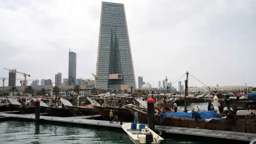 البرج الذي يضم البنك المركزي الكويتي في مدينة الكويت، 18 مارس 2020