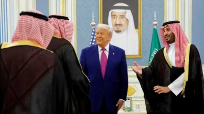 ولي العهد السعودي الأمير محمد بن سلمان يستقبل الرئيس الأميركي دونالد ترامب في الرياض، 13 مايو 2025.