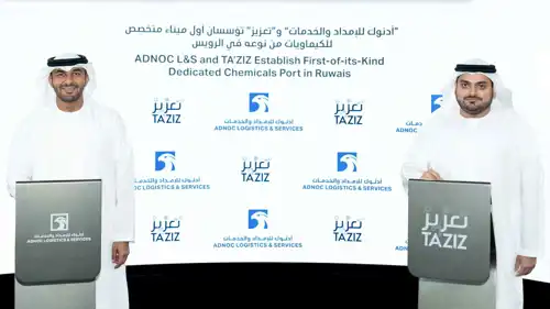 جانب من توقيع اتفاقية بين أدنوك للإمداد والخدمات وشركة تعزيز لتأسيس ميناء متخصص للكيماويات في مدينة الرويس بالإمارات