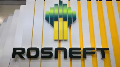  لوحة تحمل شعار شركة روسنفت الروسية لإنتاج النفط في منتدى سانت بطرسبرغ الاقتصادي الدولي في سانت بطرسبرغ - روسيا يوم 5 يونيو 2024