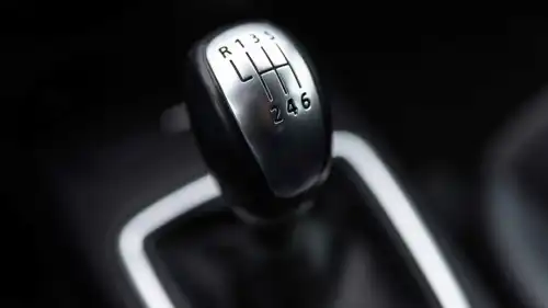 تظهر الصورة ناقل حركة يدوي لسيارة رياضية من 6 نسب أمامية