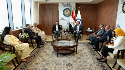 من لقاء وزير البترول والثروة المعدنية المصري، كريم بدوي، برئيس مجلس الإدارة والرئيس التنفيذي لشركة «آي آر إتش» (IRH) الإماراتية، فينيت ميهرا، في القاهرة، 15 أغسطس 2025.