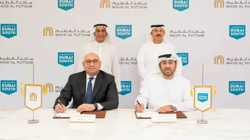 خلال توقيع الاتفاق بين دبي الجنوب وماجد الفطيم لتطوير مجتمع متعدد الاستخدامات في دبي، الإمارات.
