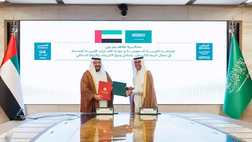  وزير الاستثمار الإماراتي محمد حسن السويدي و وزير الطاقة ووزير الصناعة والثروة المعدنية السعودي الأمير عبد العزيز  بن سلمان خلال توقيع مذكرة التفاهم في الرياض - 8 أكتوبر 2026