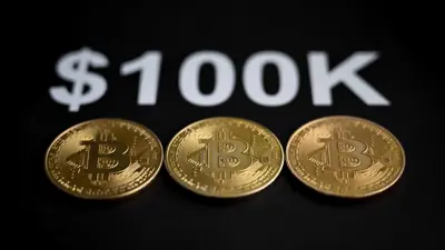 صورة توضيحية، لعملات «بيتكوين» مع علامة «100 ألف دولار»، أنقرة، تركيا، يوم 23 نوفمبر 2024