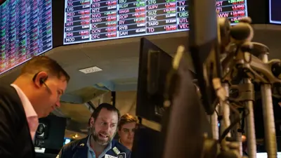 مستثمرون يتابعون شاشة الأسعار في وول ستريت