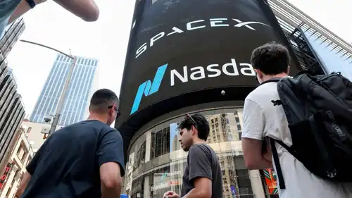 إعلان «سبيس إكس» خارج سوق ناسداك، في يوم طرحها الأولي العام في نيويورك، الولايات المتحدة الأميركية، 12 يونيو 2026