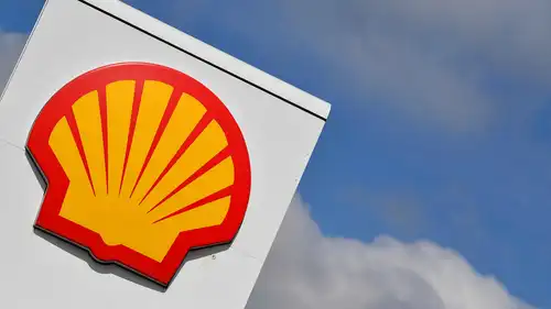لافتة تظهر في محطة وقود تابعة لشركة شل في لندن، بريطانيا، 5 مايو 2022