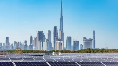 مجموعة من الألواح بمحطة للطاقة الشمسية في مدينة دبي الإماراتية ـ 13 فبراير 2023
