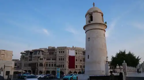 مشهد من الحياة اليومية في العاصمة الدوحة، حيث تتجاور العمارة الحديثة مع الطابع التراثي لسوق واقف، أحد أبرز معالم المدينة السياحية. 8 ديسمبر 2025