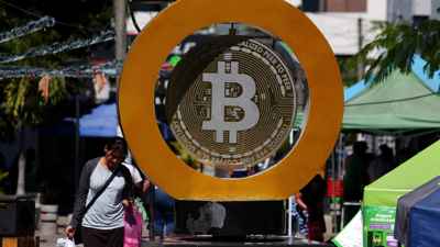 من يبيع ومن يشتري؟.. سوق «بيتكوين» يشهد تحولات تاريخية