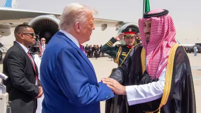 الأمير محمد بن سلمان ولي العهد السعودي يستقبل الرئيس الأميركي دونالد ترامب في مطار الملك خالد الدولي بالعاصمة السعودية الرياض يوم 13 مايو 2025
