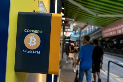 جهاز صراف آلي للعملة المشفرة "بيتكوين"، في هونغ كونغ، يوم 29 يوليو 2024