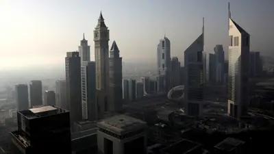 مشهد لمركز دبي المالي العالمي محاطاً بالأبراج الشاهقة في دبي، الإمارات العربية المتحدة، 18 يونيو 2019.
