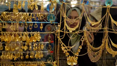 نساء عراقيات يتسوقن الذهب في مدينة النجف، جنوبي بغداد، يوم 6 نوفمبر 2003