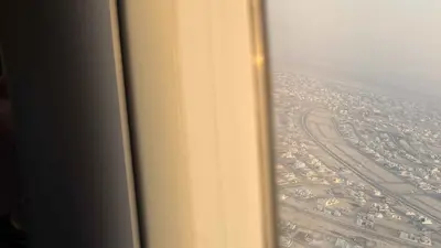 منظر جوي لمدينة أبوظبي من شباك الطائرة، الإمارات، في فبراير 2024