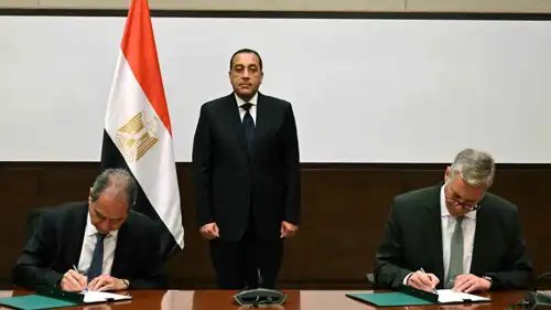 صورة تذكارية خلال توقيع وزير البترول والثروة المعدنية المصري كريم بدوي، اتفاقية لإعادة تأهيل شبكات الغاز في لبنان، مع وزير الطاقة والمياه اللبناني جوزيف الصدي، في 6 مايو 2026.