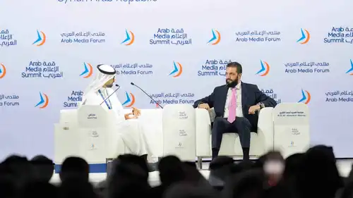 الرئيس السوري أحمد الشرع متحدثاً خلال جلسة نقاش عن مستقبل سوريا خلال قمة الإعلام العربي في دبي -15 سبتمبر 2026 