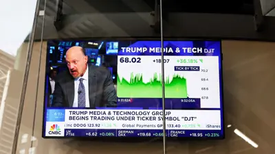 شاشة تعرض بيانات التداول العام لشركة Trump Media & Technology Group على شاشات التلفزيون في بورصة ناسداك - 26 مارس 2024 