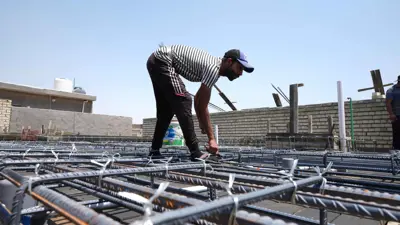  عامل بناء في أحد المشاريع العقارية في بغداد، العراق، في 27 يونيو  2024. 